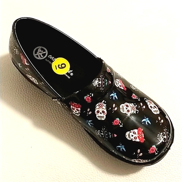 Easy Street Laurie Slip Resistant Clogs Shoes Skull Pattern - Picture 9 of 9